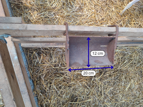 Photo annotée d'une auge sur une claie.
